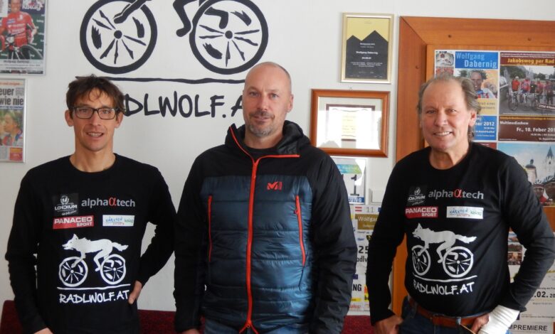 Papa Joachim Kahr bedankt sich bei Michael Kurz (links) und Radlwolf (rechts) für die Unterstützung für seinen Sohn Patrick; Foto: © Radlwolf