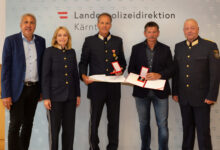 Hohe sichtbare Auszeichnungen für Abteilungsinspektor Heribert Patterer sowie Chefinspektor iR Walter Zarfl © LPD-K